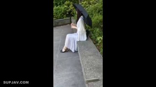 一个绿帽男人喂他妻子吃早餐,让她高潮